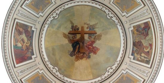 La volta della chiesa con l'affresco di Eugenio Cisterna raffigurante "La Santa Croce"