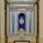 L'altare laterale dedicato a San Giulio.