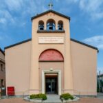 La facciata della chiesa.