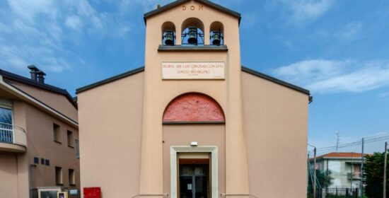 La facciata della chiesa.