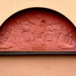 Lunetta con bassorilievo