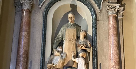 Altare lato destro, dedicato a Luigi Maria Monti, nativo di Bovisio, fondatore dei Figli dell'Immacolata Concezione