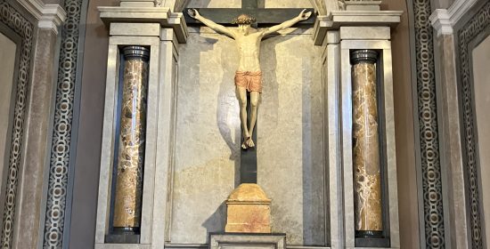Fianco laterale destro. In posizione centrale, cappella del Crocifisso